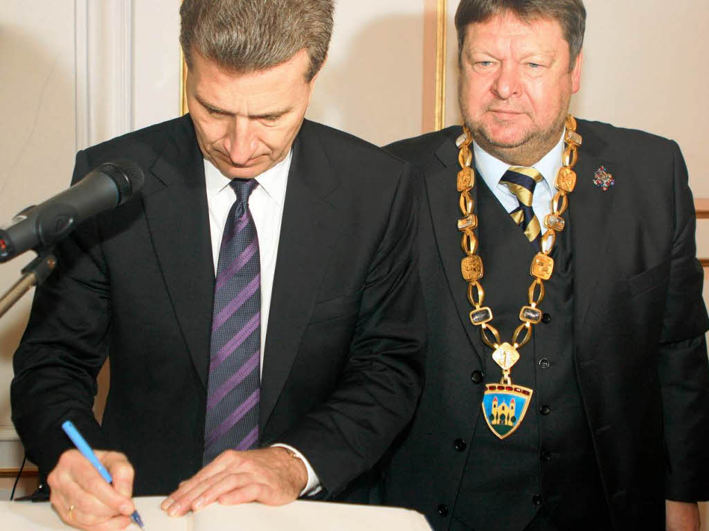 Ministerprsident Gnther Oettinger trgt sich in das Goldene Buch der Stadt Waldkirch ein.