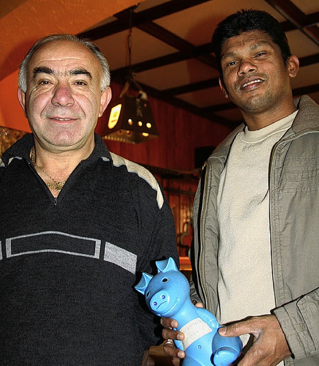 Orhan Ergn (links), Wirt des Gasthaus...n. Mit-Organisator war Sarath Kumara.   | Foto: Marlies Jung