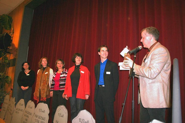 Die Mitglieder der Steuerungsgruppe er...rechts) jeweils  eine Amaryllisknolle.  | Foto: Reinhard Cremer