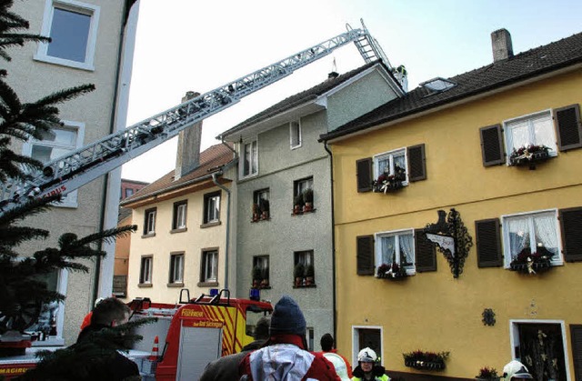 Die abknickbare Leiter der Feuerwehr h...n Spitalgasse gute Dienste geleistet.   | Foto: fred thelen