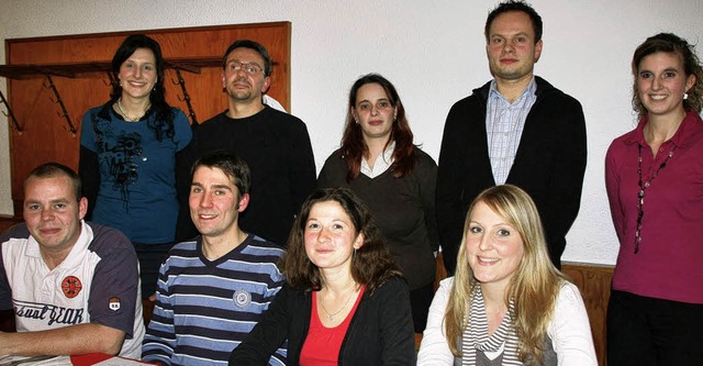 Der Vorstand der Trachtenkapelle Niede...e und Ramona Maise (hinten von links)   | Foto: Peter Schtz