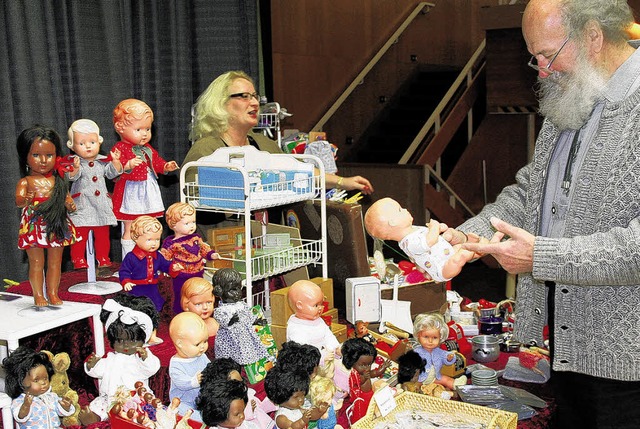 Der Grotauschtag in der Donauhalle zo...rige an. Nur ein Stand bot Puppen an.   | Foto: FOTOS: Schfer