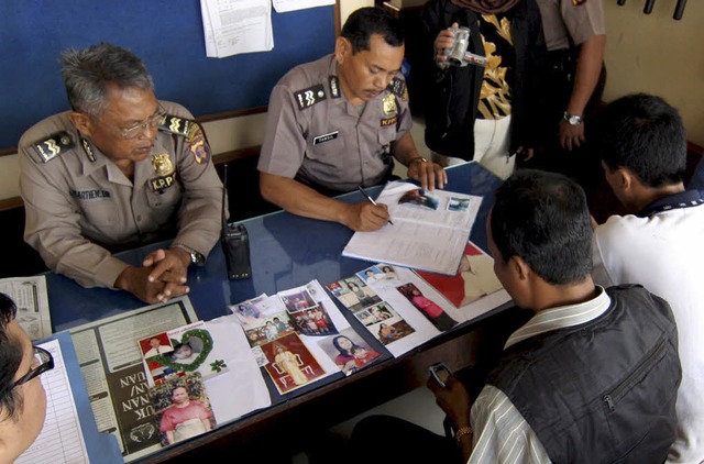 Die indonesische Polizei fhrt eine Vermisstenliste. Sie wird lnger und lnger.  | Foto: dpa