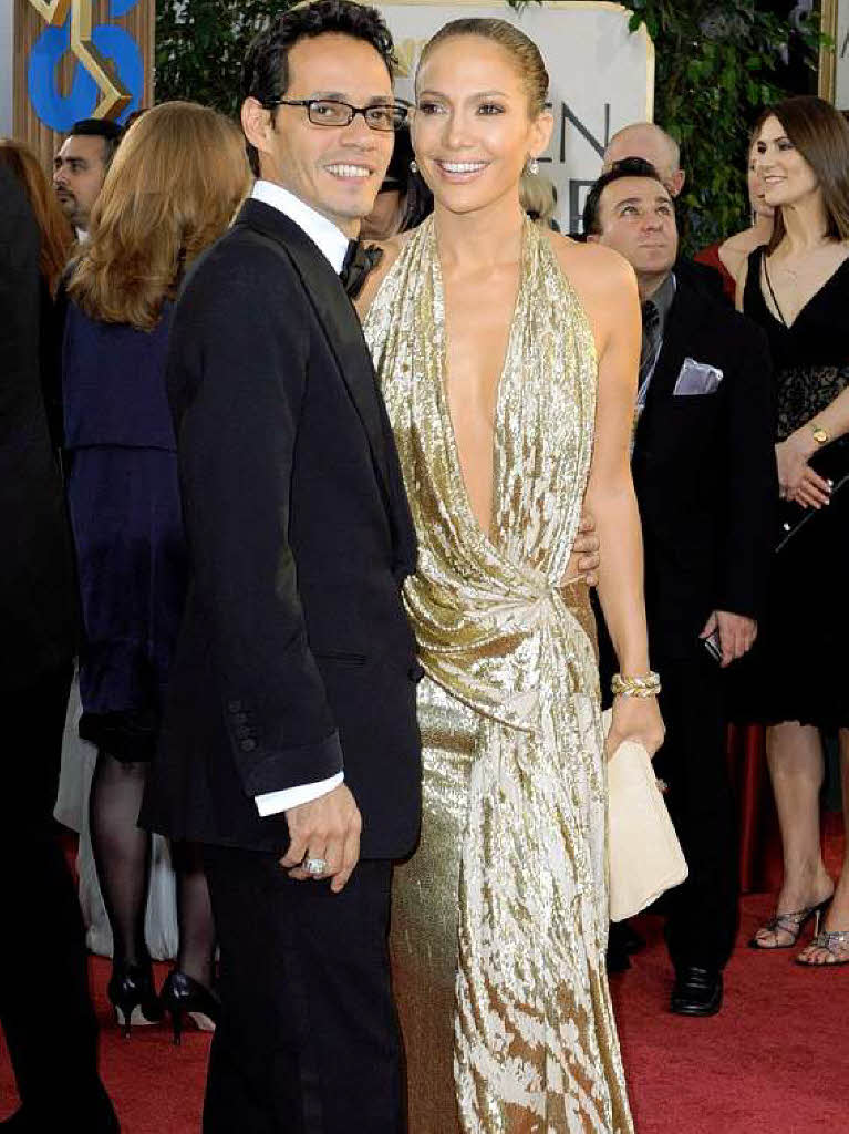 So golden wie der Preis: Jennifer Lopez mit tiefem Dekolleté So golden wie der Preis: Jennifer Lopez mit tiefem Dekolleté