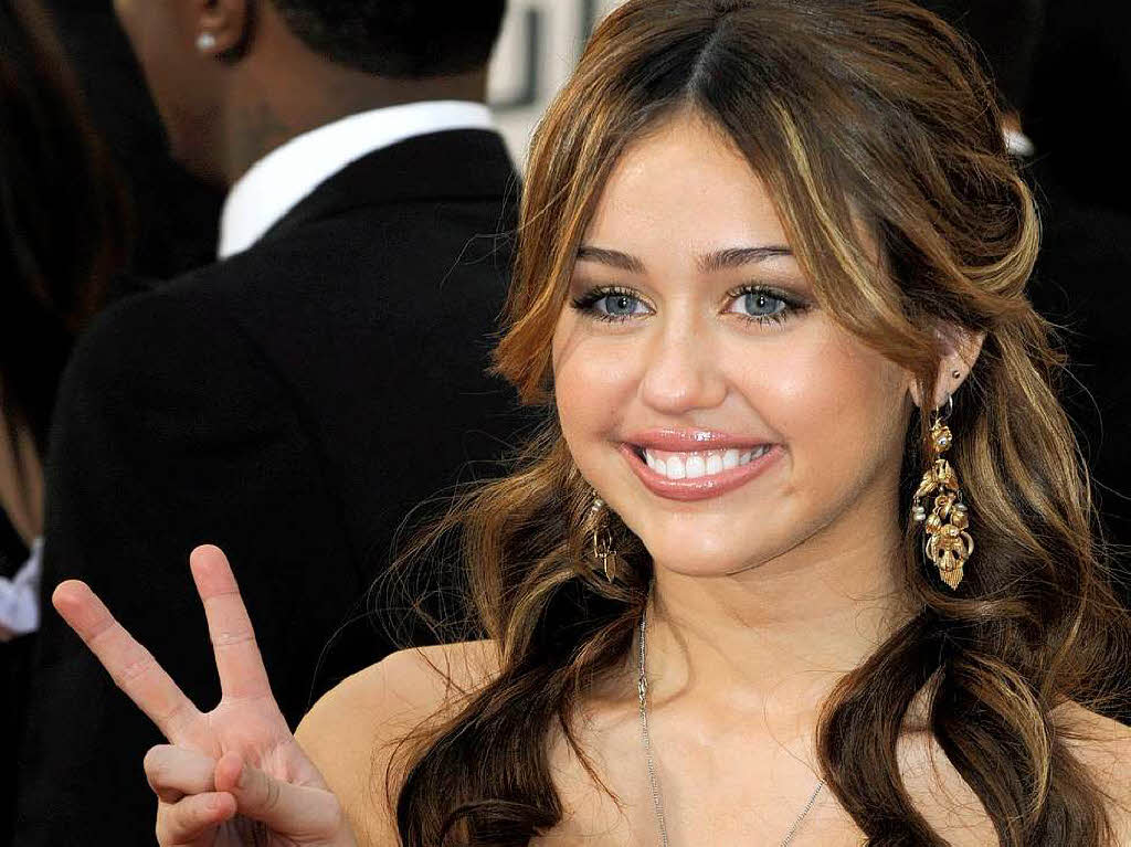 Grinsend auf dem roten Teppich: Jungstar Miley Cyrus Grinsend auf dem roten Teppich: Jungstar Miley Cyrus