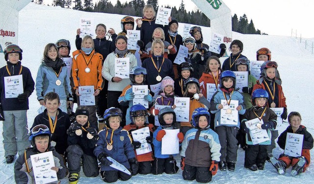 ber  60 Vorschulkinder und Schler  d...ng stolz ihre Urkunden und Medaillen.   | Foto: albert liertz