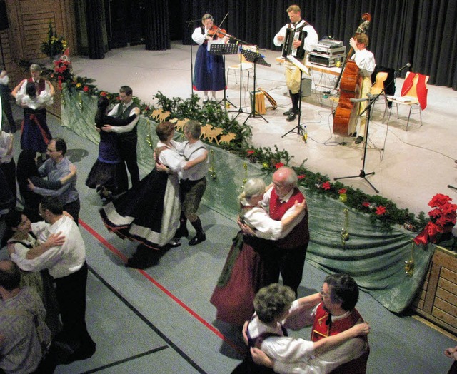 Die Tanzgruppen zeigten in der Kagenec... von Klein und Gro erarbeitet wurde.   | Foto: monika rombach