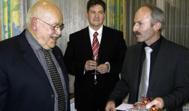 Albert Storz, Brgermeister Holger Kre...elich auch einige Jahre gewesen war.   | Foto: Roland Gutjahr