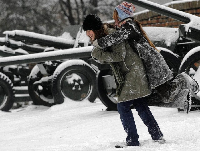 Tief verschneites Belgrad: Eine Frau s... ihrer Tochter vor dem Militrmuseum.   | Foto: AFP