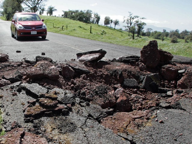 Das Erdbeben hat Straen unpassierbar gemacht.  | Foto: AFP