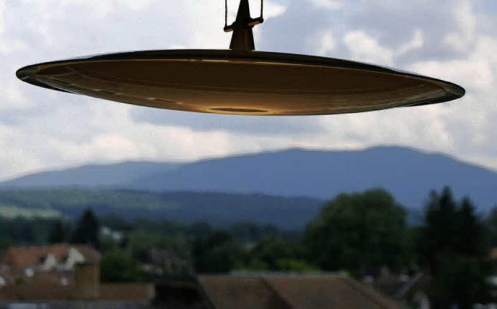 <BZ-AbcRot>Nummer 3: </BZ-AbcRot>Ein „Ufo“ im Anflug auf den Kandel? In Wirklichkeit handelt es sich bei diesem Objekt um eine Lampe im Dienstzimmer von Landrat Hanno Hurth.  