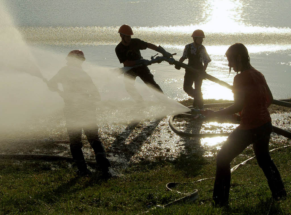 <BZ-AbcRot>Nummmer 9:</BZ-AbcRot> Wasser marsch! Ausgelassene Mitglieder der  Teninger Jugendfeuerwehr machen sich am Riegeler  Mllersee nass.  