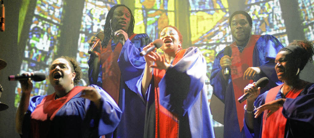 <BZ-AbcRot>Nummer 11: </BZ-AbcRot> Groer Auftritt von Helen Senaya (links)  beim Gastspiel der der USA Gospel Singers  in der Emmendinger Steinhalle.  