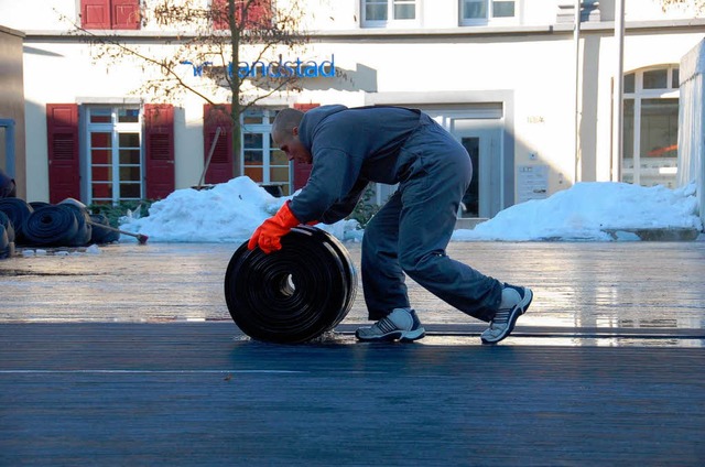 Abtaun-Boy: Ein Interevent-Mitarbeiter...hlflssigkeit  der Eisbahn zusammen.   | Foto: rab