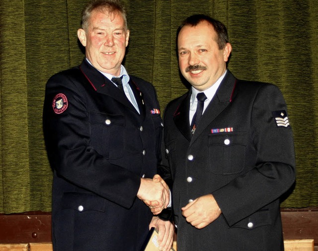 Kommandant Walter Bachmann (rechts) eh...n der Freiwilligen Feuerwehr Weitenau.  | Foto: Heiner Fabry