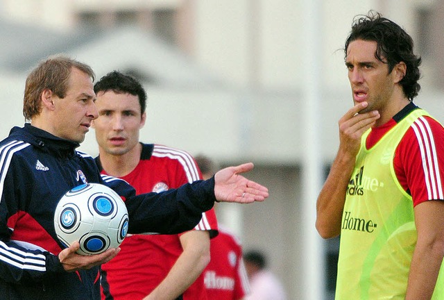 Bayerns Trainer Jrgen Klinsmann zeigt...e) und Luca Toni, wo&#8217;s langgeht.  | Foto: dpa