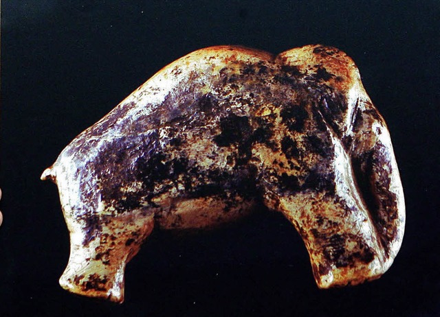Rund 35000 Jahre alt  ist diese Elfenbeinfigur aus dem Lonetal    | Foto: dpa