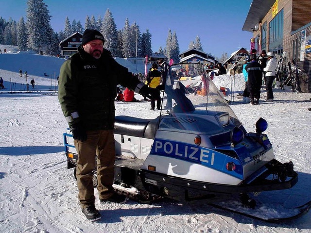 Polizist Rainer Neubronner und der Ski...Polizeiposten Feldberg bei der Arbeit.  | Foto: Saskia Schuh