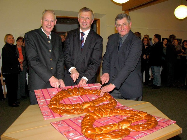 Gemeinsam an der Neujahrsbrezel (von l... Kuster und Bernhard Schuler, Eschbach  | Foto: ulrich kluge