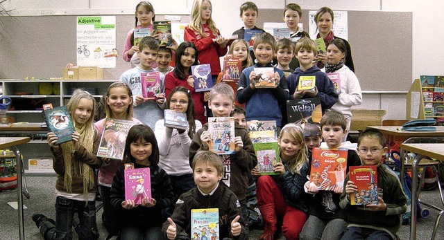 Die Klasse 3a mit ihrer Klassenlehreri...ohlbrenner freut sich ber Lesestoff.   | Foto: Brckleackerschule