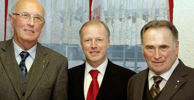 Der Abgeordnete Peter Wei (Mitte) gra...u 40 Jahren Mitgliedschaft in der CDU.  | Foto: BZ