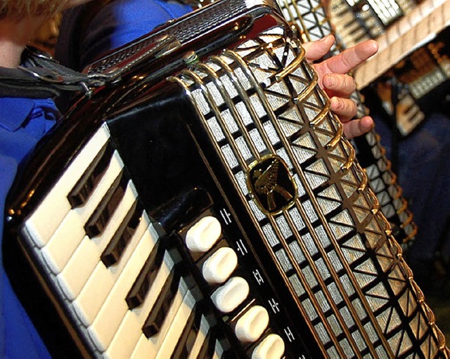 Wie fhlt sich ein Akkordeon an, wie k... Harmonika-Orchester erkunden knnen.   | Foto: BZ