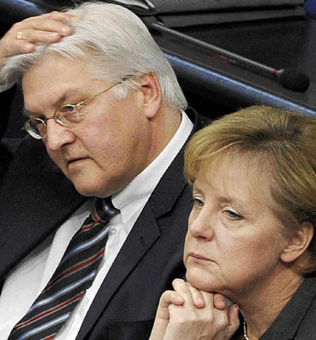 Frank-Walter Steinmeier und Angela Merkel im Bundestag   | Foto: dpa