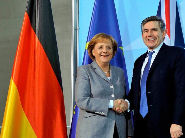 Shake-Hands unter (neuen) Freunden: An... Gordon Brown am Donnerstag in Berlin.  | Foto: dpa