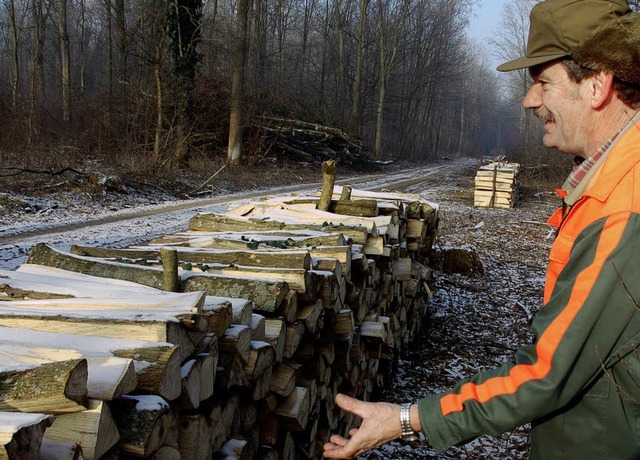 Da sitzt das Holz:  Thomas Keller hatt...igerung ging dann zgig  vonstatten.    | Foto: sebastian Ehret