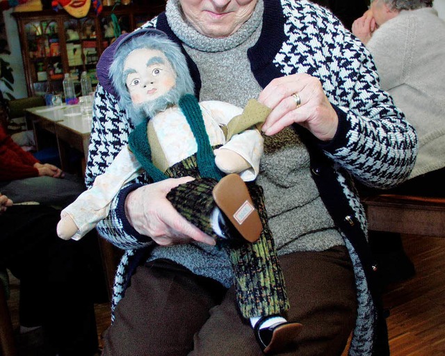Die Puppe als Ansprechpartner: Demente Bewohnerin eines Freiburger Pflegeheims  | Foto: Ingo Schneider