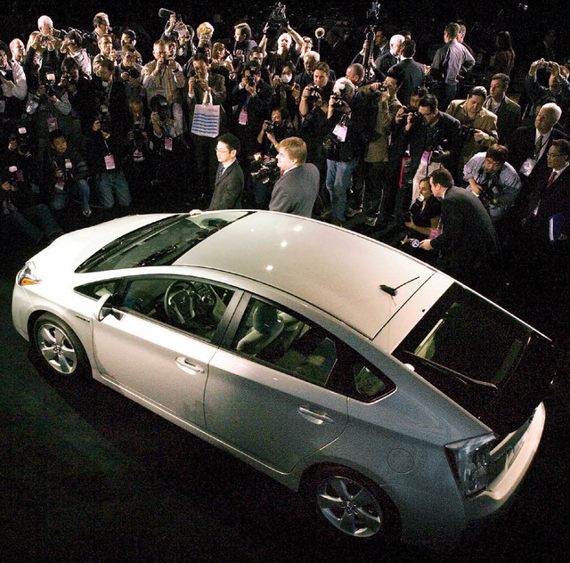 Hybridauto im Schweinwerferlicht: In D...eneration des  Toyota Prius Premiere.   | Foto: dpa