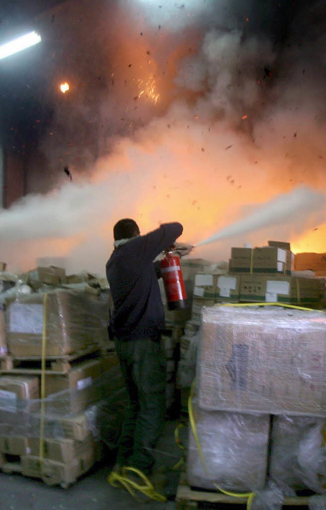 Ein UN-Mitarbeiter versucht, mit dem F...te seine Arbeit in Gaza vorlufig ein.  | Foto: dpa