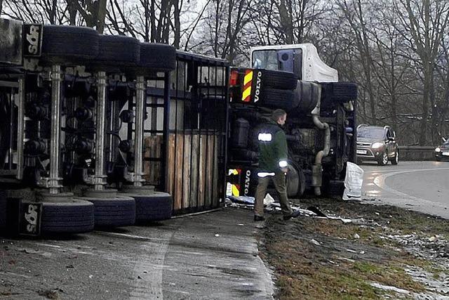 Brummifahrerin nach Unfall unter Laster eingeklemmt