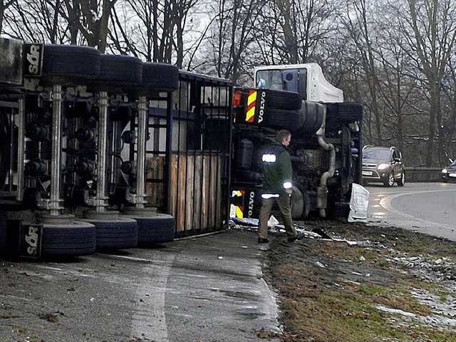 Ein Lkw blockierte gestern den Autobahnzubringer Achern.  | Foto: polizei