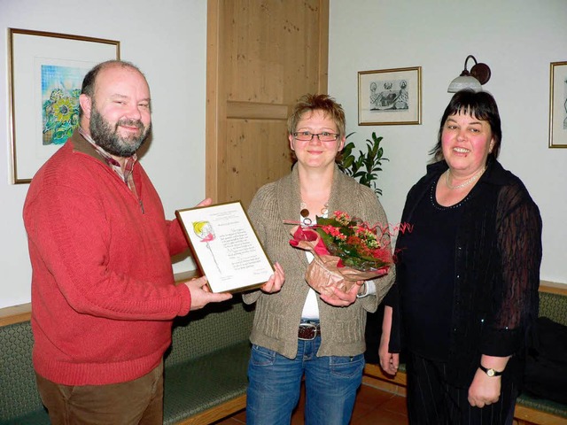 Pfarrer Fritz (links) und Vorsitzende ...ive Sngerschaft im Kirchenchor ehren.  | Foto: Patrick Burger