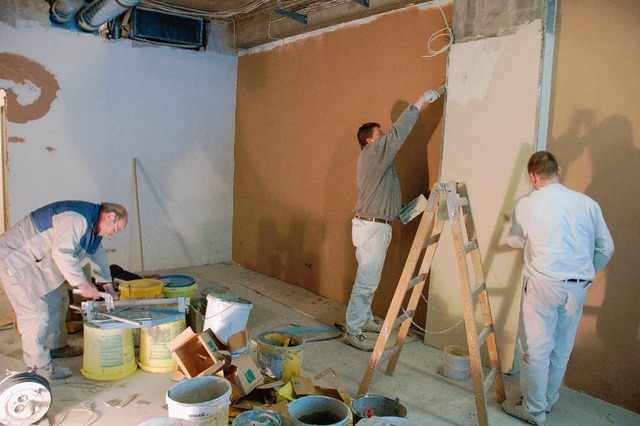 Die Handwerker kommen gut voran.  | Foto: Sebastian Barthmes