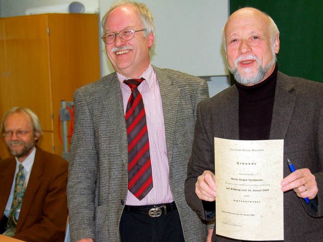 Zum Amtsverweser bestellt hat Brgerme...idat&#8220; Jrgen Tiedemann (rechts).  | Foto: Wolfgang Roth