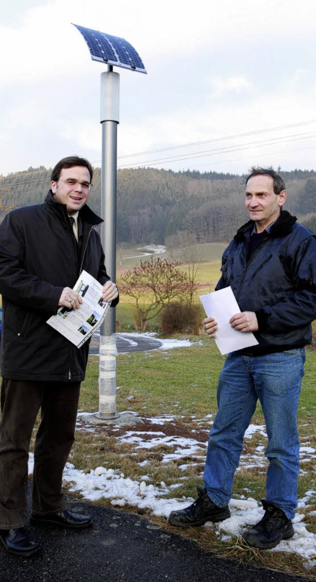 Carsten Gabbert (links) und Reinhard A...llen der Solarleuchte gute Noten aus.   | Foto: breithaupt