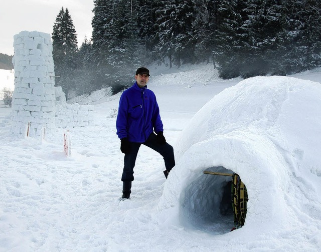 Iglu-Bauer Marcel Kleiser  in seiner Gebudelandschaft.    | Foto: sebastian Barthmes