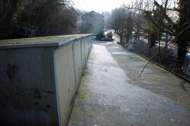 Reihenhuser statt der Garagen erricht...nachbarten Huser  (hinten) sanieren.   | Foto: Trenz