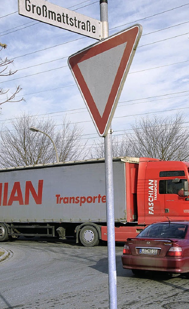 Statt Abbiegespuren gibt es auch an de...trae/Schildgasse einen Kreisverkehr.   | Foto: Staub