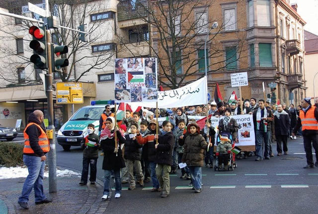 Mit Schockfotos und Transparenten veru...tranten den Angriff Israels auf Gaza.   | Foto: rab