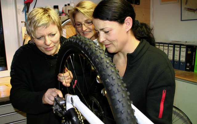 Frauen am Hightech-Fahrrad &#8211; Rad...och im Schlauch flicken, aufmontieren   | Foto: erika sieberts