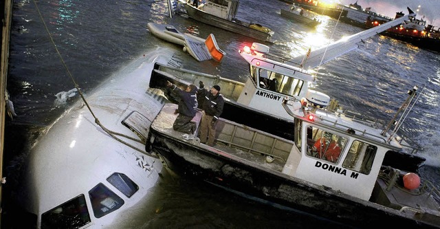 Der Airbus A 320 treibt im eisigen Hudson River vor Manhattan.  | Foto: dpa