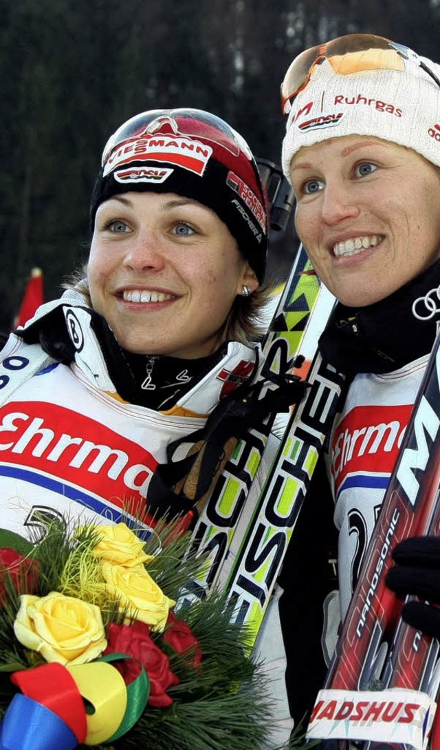 Magdalena Neuner (links) mit Kati Wilhelm   | Foto: dpa