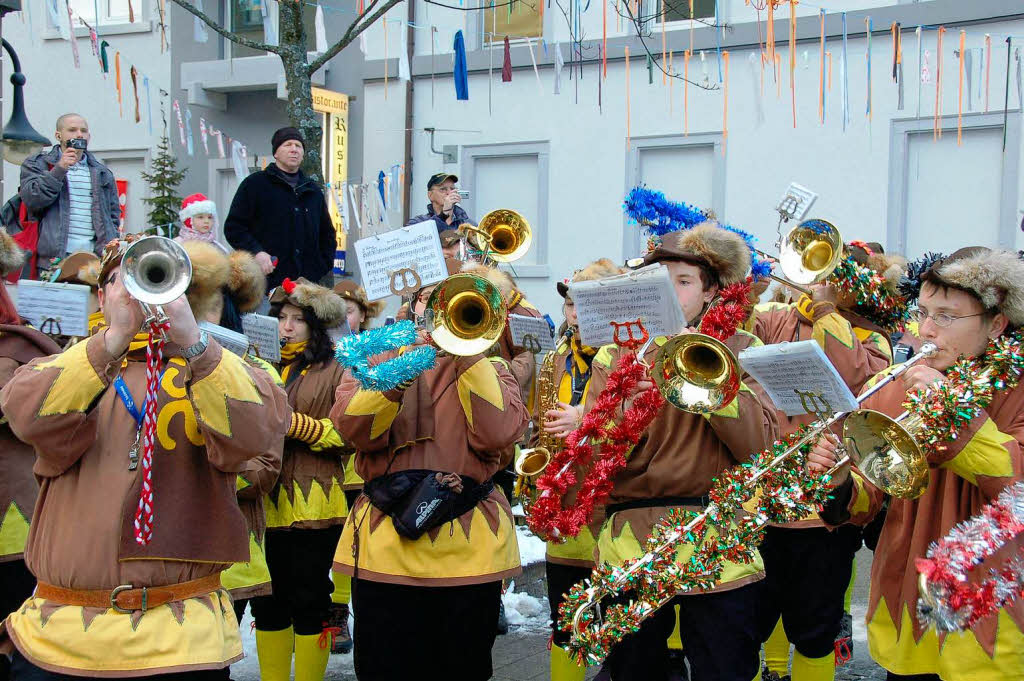 Die Stadtmusik Lenzkirch begleitet das Stellen des Narrenbaumes musikalisch.