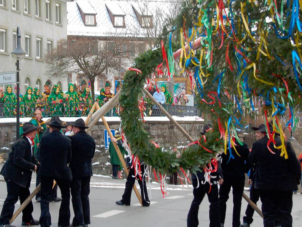 29,8 Meter hoch und 700 Kilogramm schwer ist der Narrenbaum, den die Lenzkircher Zimmermnner in Neustadt aufstellen.