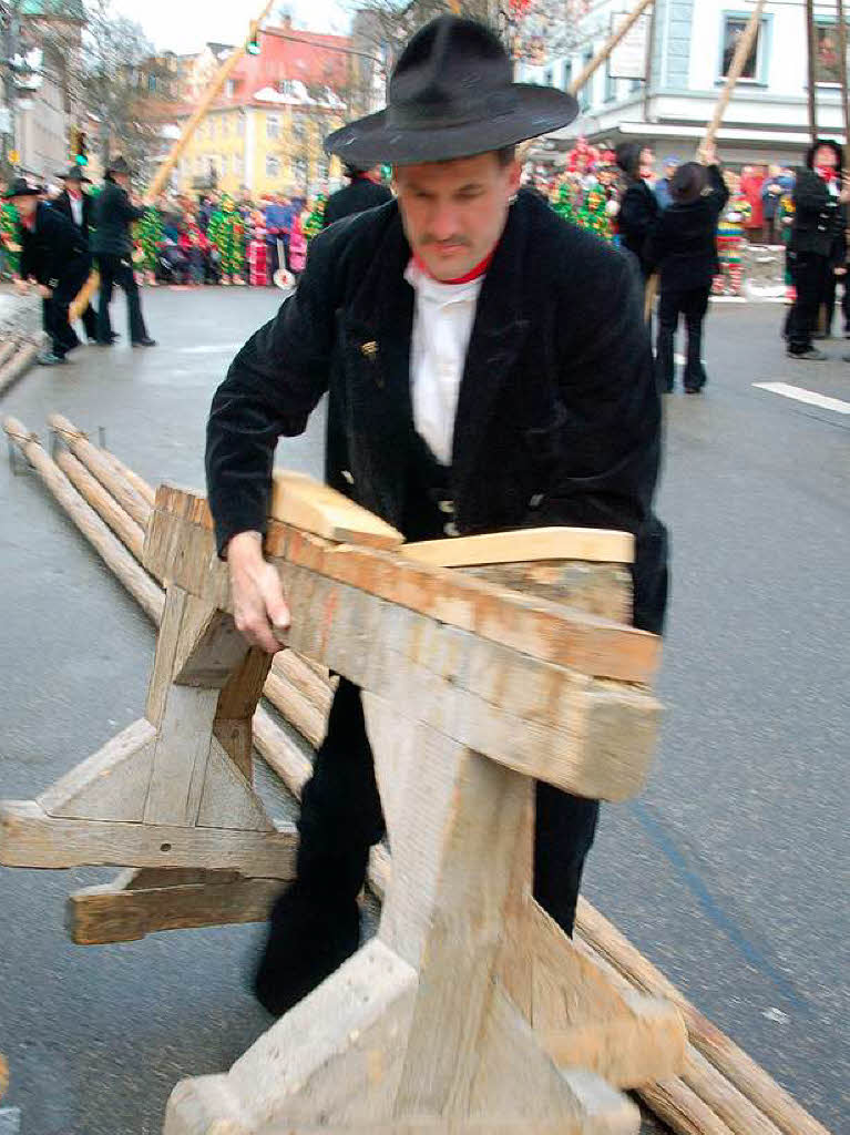 Jrgen Lindner, Chef-Zimmermann, rumt Bcke auf die Seite, um Platz frs Baumstellen zu schaffen.