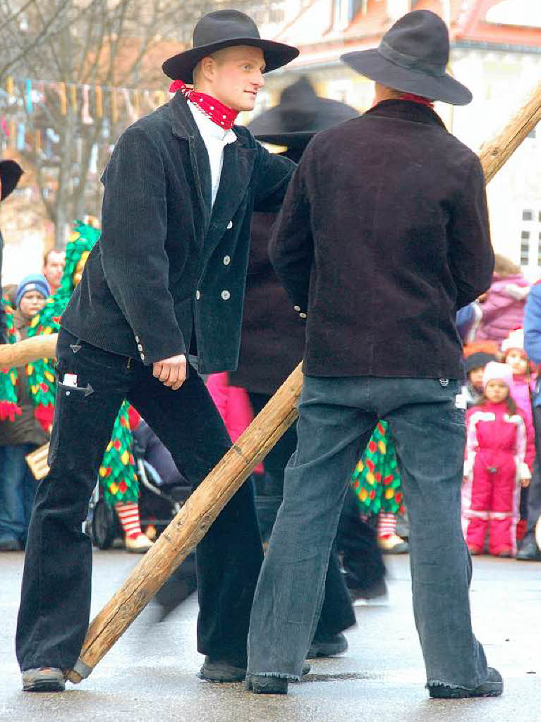 Lenzkircher Zimmermnner stellen den Jubilumsnarrenbaum in Neustadt.