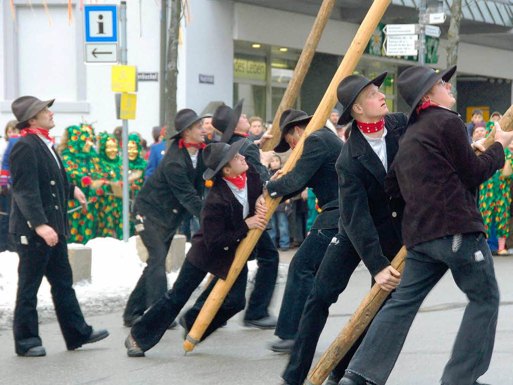 Hau ruck Mit aller Kraft richten die Zimmermnner den 700 Kilogramm schweren Baum Schritt fr Schritt auf.